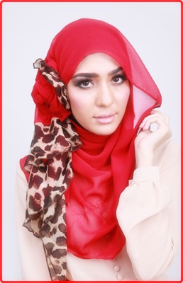 Model jilbab terbaru warna merah untuk wanita modern