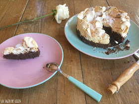 porción-de-tarta-de-bizcocho-de-chocolate-y-merengue
