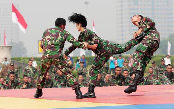 gambar Penampilan prajurit pasukan khusus dalam bertarung membela diri dari musuh dengan tangan kosong