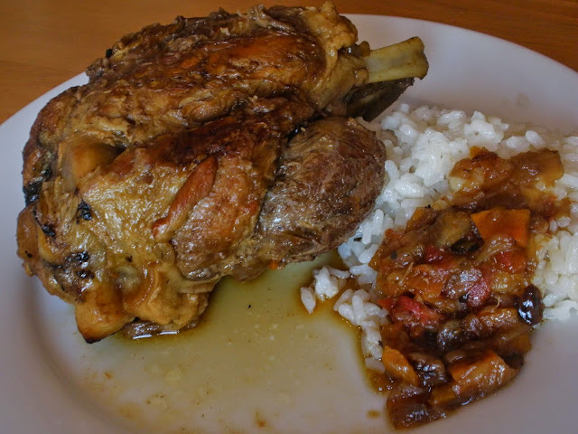 CODILLO DE CERDO GUISADO CON SALSA DE OPORTO Y ACOMPAÑADO DE ARROZ BLANCO