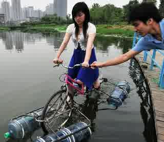 Sepeda Ampibi Solusi Ketika Banjir Melanda www.guntara.com