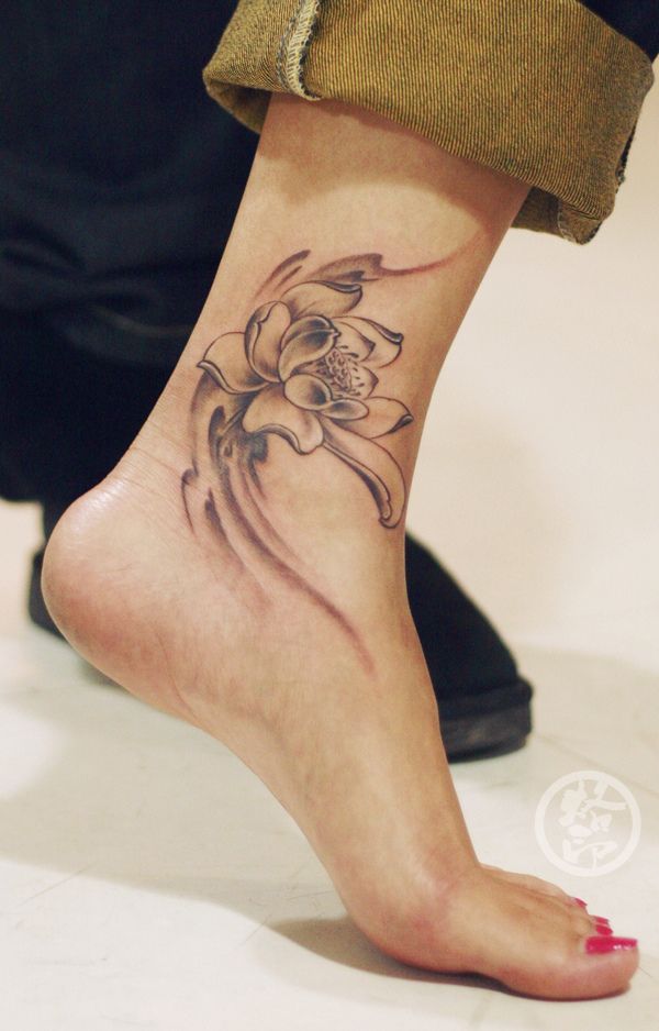Tatuajes De La Flor Del Loto Para Mujeres Belagoria La Web De Los Tatuajes Para los budistas, la flor de loto tiene tambien un gran significado y esta fuertemente ligada a su cultura. tatuajes de la flor del loto para