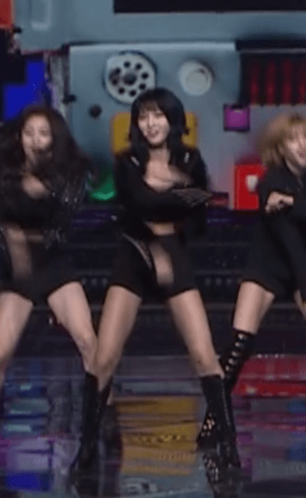 트와이스 연말무대 섹시한 의상이 비슷했던 외국인 3인방 (미나모모쯔위).gif | 인스티즈