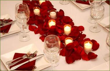 decoracion de centro de mesa con velas y corazones
