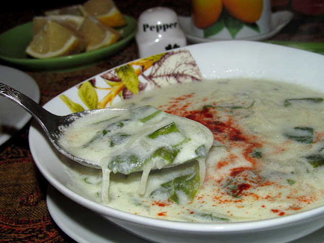 Суп со шпинатом, йогуртом и вермишелью (Ispanaklı Yoğurt Çorbası)
