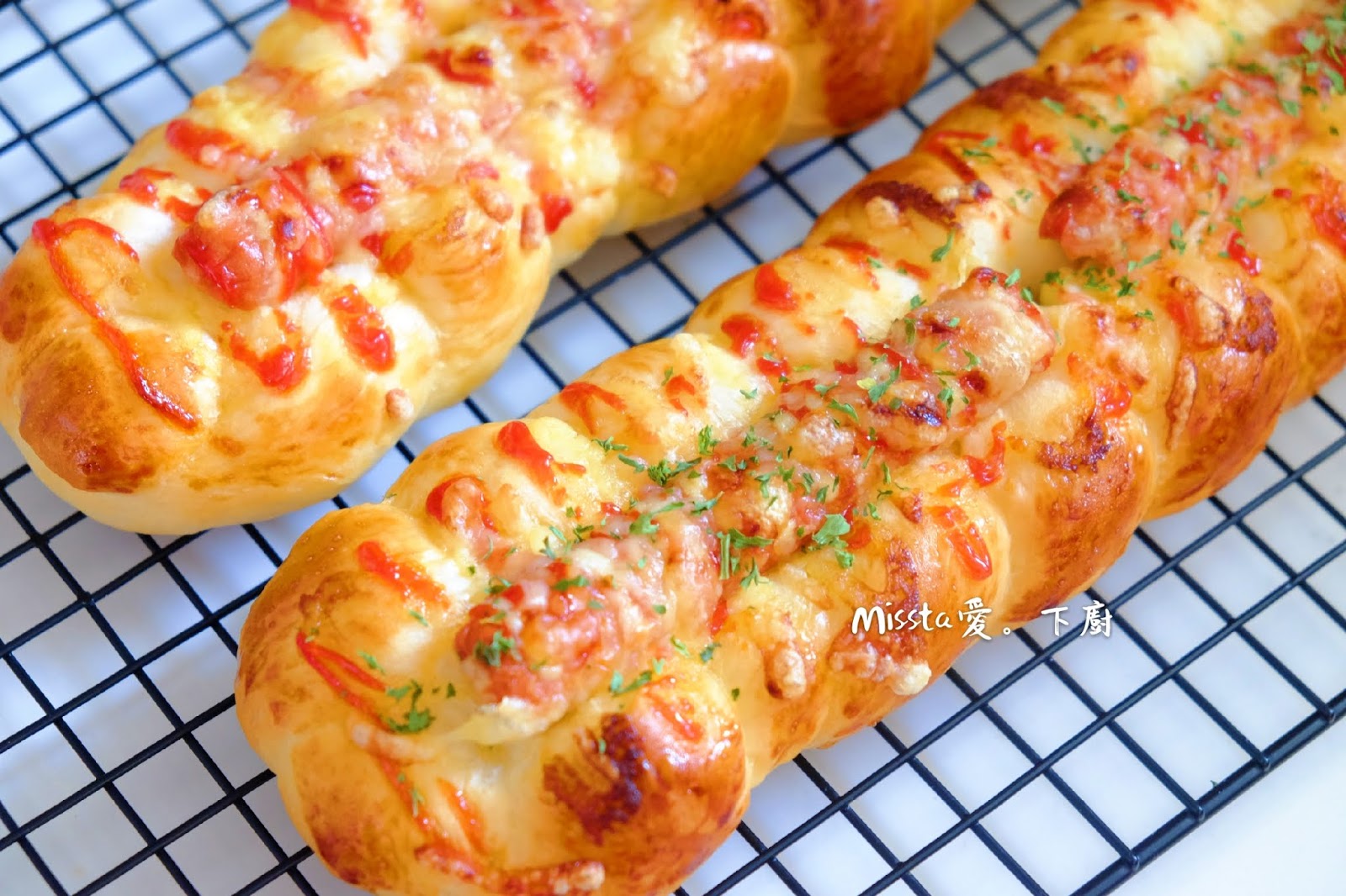 Missta's Kitchen 三手辮子腸仔包 Sausage Bread Braid