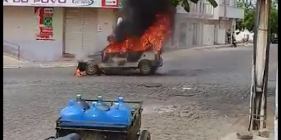 Veículo pega fogo em movimento no centro de Catolé do Rocha-PB
