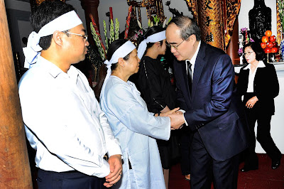 Sự thật về lễ tang của mẹ nguyên Thủ tướng Nguyễn Tấn Dũng. Sự thật về lễ tang của mẹ nguyên Thủ tướng Nguyễn Tấn Dũng.