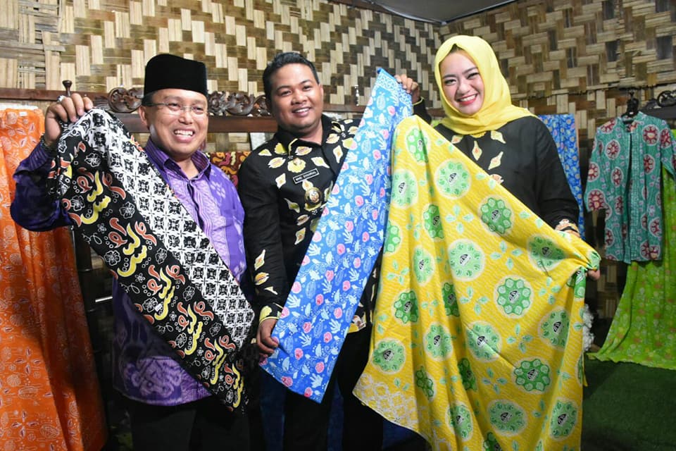 Walikota Tanjungbalai M Syahrial dan istri Ny Hj Sri Silvisa Novita Muhammad Syahrial menunjukkan batik khas Tanjungbalai yakni Batik Kito. Walikota Tanjungbalai M Syahrial dan istri Ny Hj Sri Silvisa Novita Muhammad Syahrial menunjukkan batik khas Tanjungbalai yakni Batik Kito.