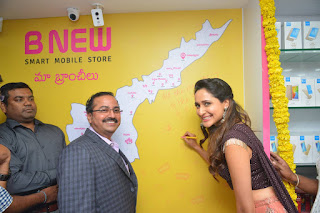 pragya jaiswal bnew mobile store launch 19