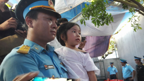 Con gái Đại tá Trần Quang Khải ngây thơ trong vòng tay đồng đội bố - Ảnh 3 Con gai Dai ta Tran Quang Khai ngay tho trong vong tay dong doi bo - Anh 3