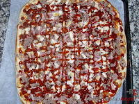 Pizza barbacoa con borde sorpresa-añadiendo más barbacoa