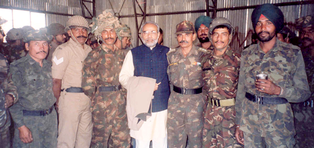 Narendra+Modi+with+Indian+Army+Soldiers