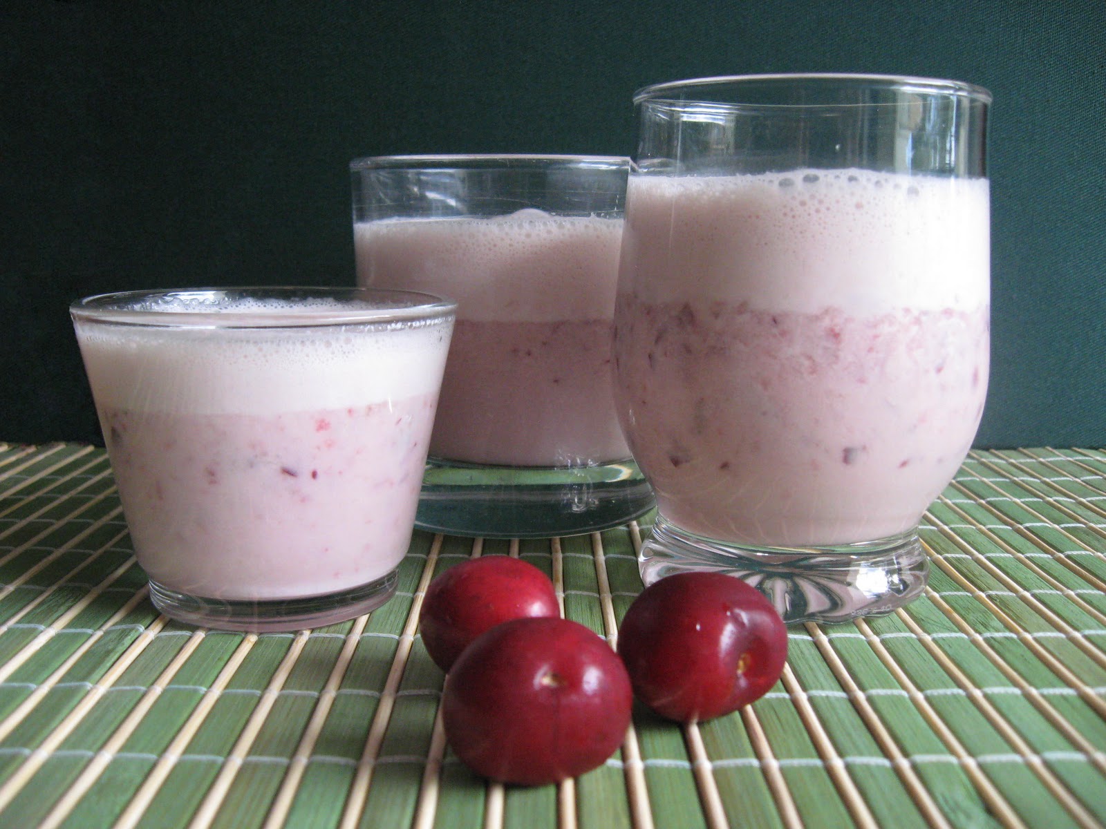 какой напиток сделать из молока. рецептура напитков. молоко домашнее. ингредиенты для молочных коктейлей. молочный милкшейк.