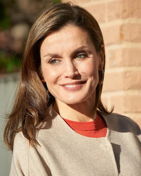 Queen Letizia wore HUGO BOSS Hesandra Pixel Tweed Skirt. Uterque Pumps, Hugo Boss bag, Hugo Boss Coat