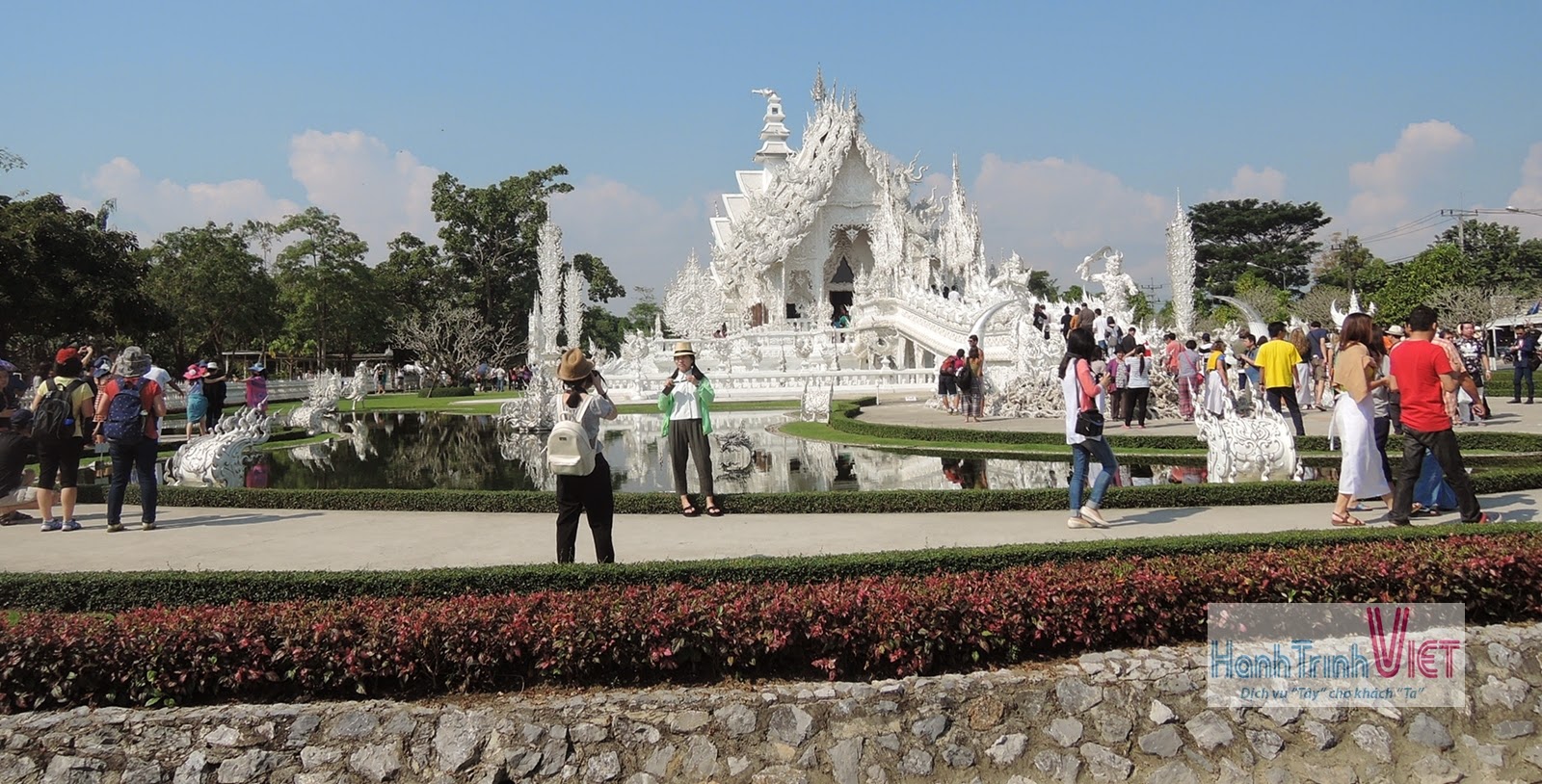 Tham quan chùa bạc Wat Rong Khun ở Chiêng Rai