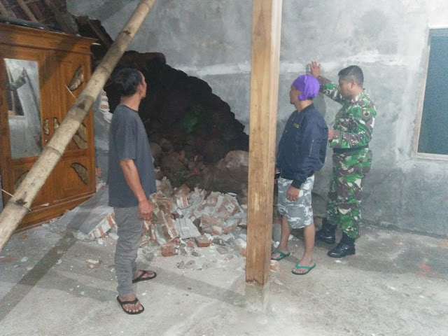 Hujan Deras Akibatkan Longsor Di Desa Jenggrik Hujan Deras Akibatkan Longsor Di Desa Jenggrik