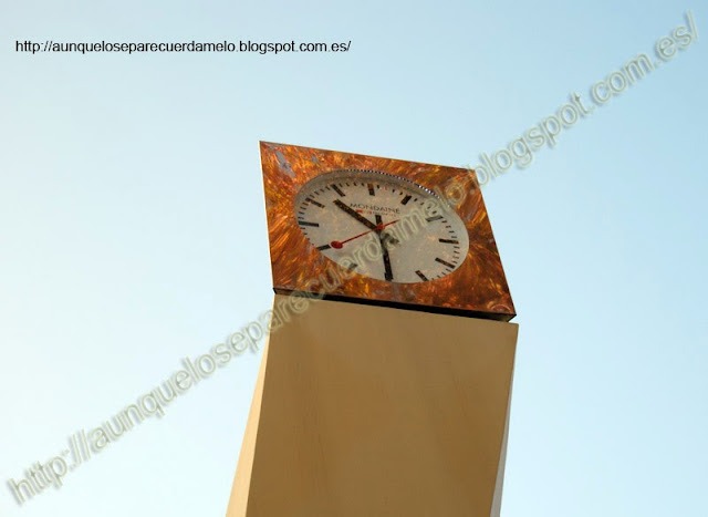 foto de un reloj de la alameda de la sevilla eterna