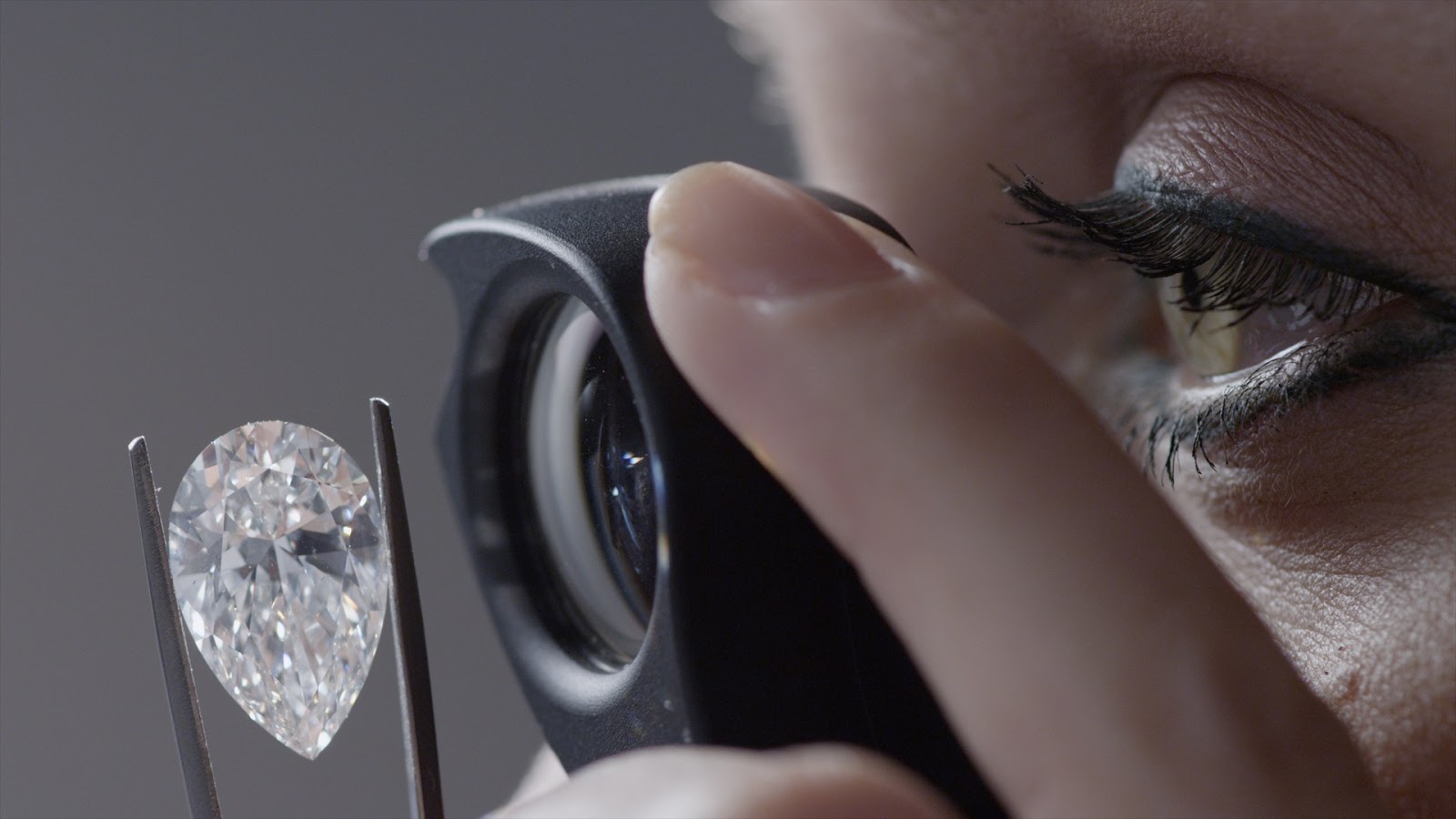 экспертиза драгоценностей. оценщик драгоценных камней. экспертиза драгоценных камней. эксперт геммолог. ювелир геммолог.