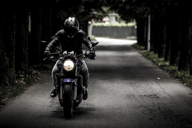 Tips Persiapan Mudik Dengan Motor Matic, Manual, Sport Pasti Aman Dan Nyaman Tips mudik dengan motor - siapa sih yang tidak punya montor? Jaman sekarang rata rata orang di indonesia mempunyai sebuah montor, montor tersebut digunakan untuk kerja maupun aktifitas lainya. Nah untuk itulah montor menjadi stransportasi pilihan selain harganya yang cukup murah dan sangat menjangkau masyarakat menengah maupun kecil. Tips Persiapan Mudik Dengan Motor Matic, Manual, Sport Pasti Aman Dan Nyaman Untuk tips mudik dengan motor matic hampir sama dengan motor montor yang lain tapi ada perbedaan jika menggunakan montor metic, montor metic dulu menjadi salah satu montoe kota tetapi sekarang ini banyak sekali montor metic yang mendukung perjalanan jauh antar kota atau antar provinsi. Jika kamu cari tips mudik dengan motor sport pasti banyak sekali orang menyarankan mudik dengan montor sport walaupun beberapa montor tersebut boros menggunakan montor sport memiliki kenyamanan yang luarbiasa. Jika kamu serius untuk menggunakan montor yang saya sarankan adalah persiapan uang yg lebih untuk membeli bensin karena montor sport sangatlah boros. Ada banyak sekali tips aman mudik dengan motor akan tetapi banyak sekali tips yang menurut saya kurang lengkap dan disini saya akan memberikan tips ini agar melengkapi tips tips yang ada di pencarian. Saya doakan mudah mudahan mudik teman teman lancar, aman dan nyaman amin. Tips Persiapan Mudik Dengan Motor Matic, Manual, Sport Pasti Aman Dan Nyaman Sebeluk kamu baca tips mudik dengan sepeda motor alangkah baiknya kamu share artikel ini agar semakin banyak orang yang tebantu dengan adanya tips persiapan mudik dengan motor ini, dan berikut ini adalah tips pertama. Tips Persiapan Mudik Dengan Motor Matic, Manual, Sport Pasti Aman Dan Nyaman