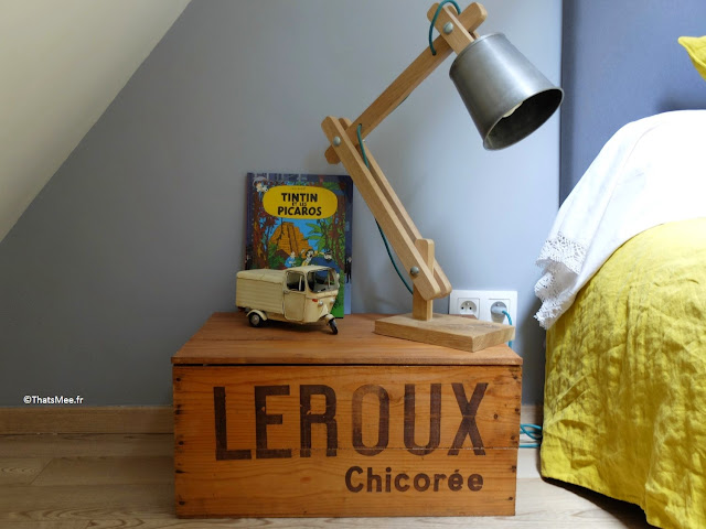 Table de nuit vintage chiné, boite de Chicorée Leroux lampe de chevet industrielle album Tintin