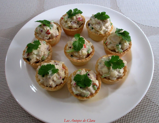 Tartaletas rellenas con ensaladilla de atún y manzana 