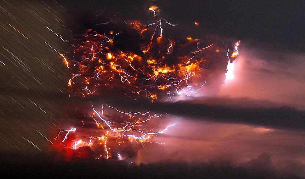 Puyehue Volcano, south of Santiago, Chile, erupts! (Amazing lightning ...