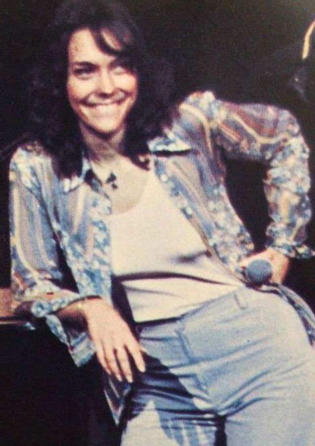 30 Vintage Photos of a Lovely Karen Carpenter From Between the Late