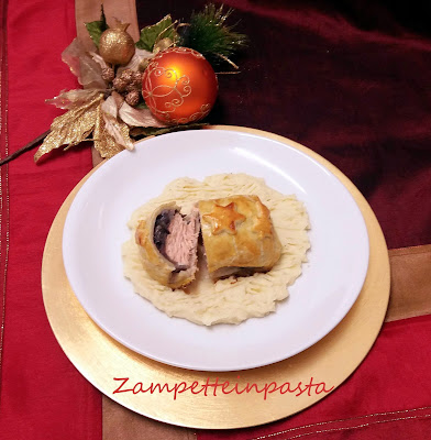Fagottini di pasta sfoglia con salmone e radicchio rosso - Ricetta secondo piatto di Natale