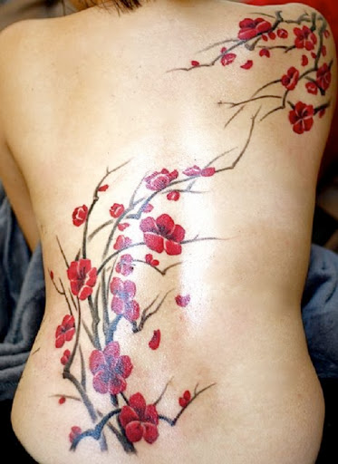 Vermelho escuro flor de cerejeira tatuagem nas costas. A parte de trás, proporciona uma grande tela para o cerejeira em flor e o seu design. Dá forma a estender os ramos e mostrar o máximo de detalhes e a beleza das flores de cerejeira. (Foto: Fontes de imagem)