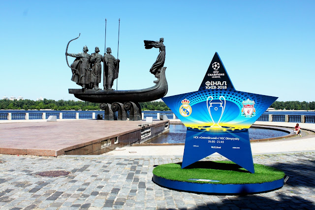 Знак финала Лиги Чемпионов возле памятника основателям Киева Знак финала Лиги Чемпионов возле памятника основателям Киева