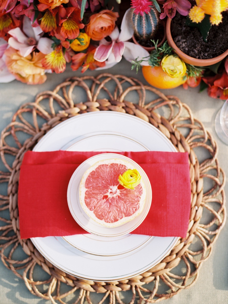 Chic Mexican Inspired Tablescapes for Your Fiesta - via BirdsParty.com