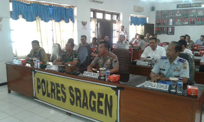 PASIPERS MENDENGARKAN SIARAN LANGSUNG VIDEO CONFERENCE (VICON ) OLEH KAPOLRI DI POLRES SRAGEN PASIPERS MENDENGARKAN SIARAN LANGSUNG VIDEO CONFERENCE (VICON ) OLEH KAPOLRI DI POLRES SRAGEN