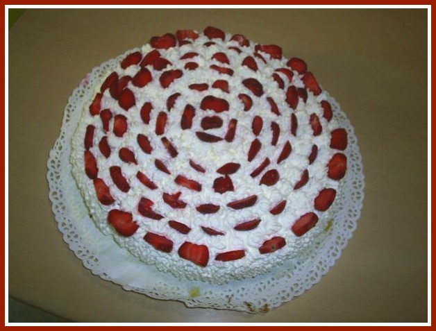 Torta+panna+e+fragole+02+con+scritta