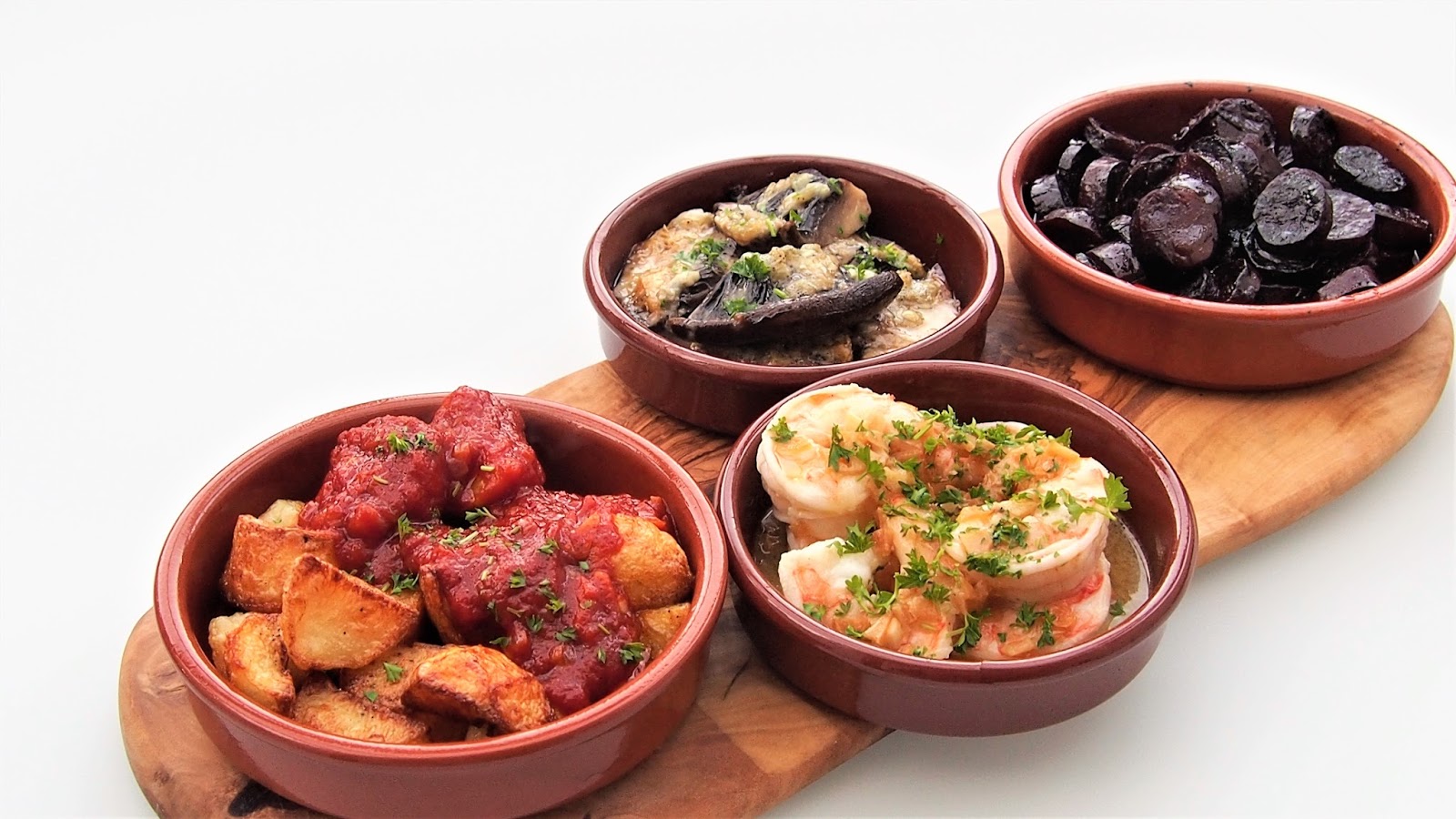 Patatas bravas/Mushrooms with blue cheese/Garlic shrimps/Chorizo in red