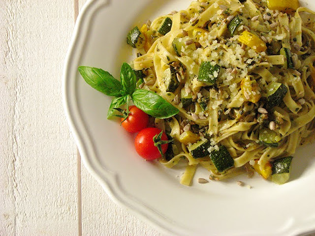 Tagliatelles au pesto de courgettes rôties recette végétarienne avec des courgettes