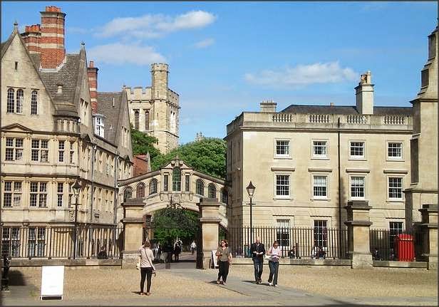 4. Universitas Oxford lebih merupakan sekumpulan bangunan college yang tersebar di seluruh penjuru kota