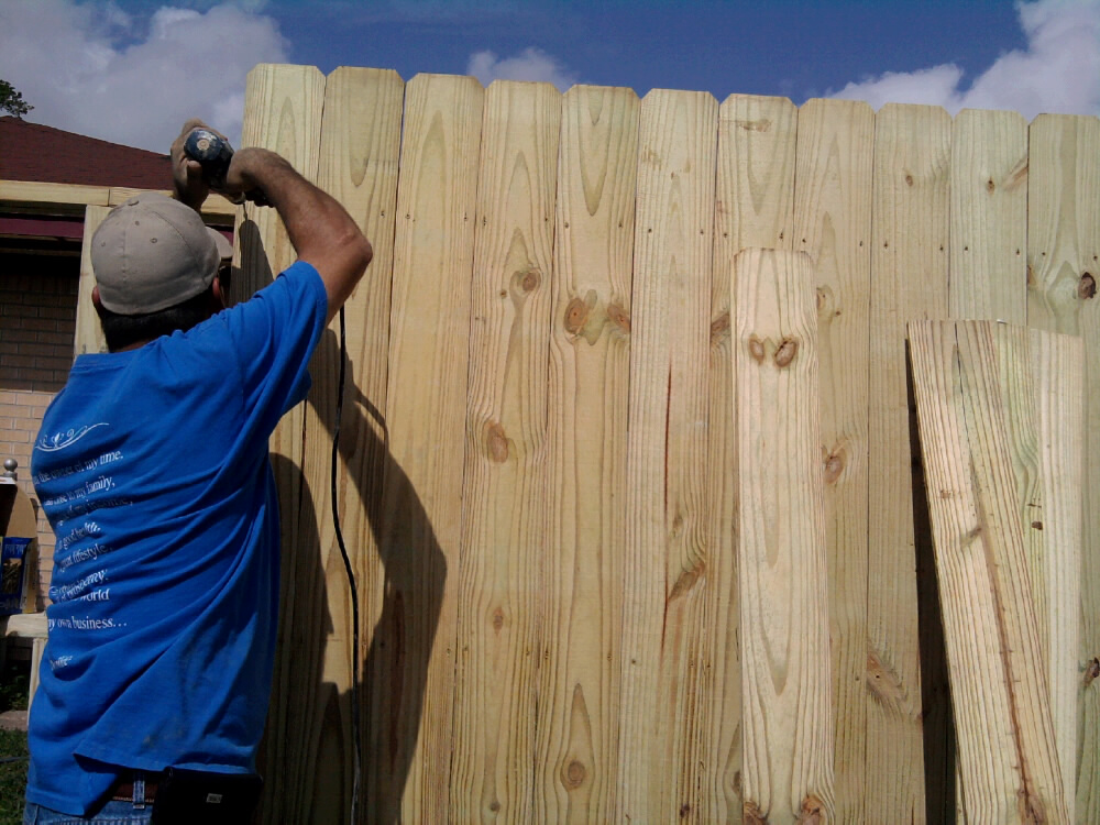 Juanfe S Blog Spring Break Putting Up Our Wood Fence We Put Wood On The Bottom Of It So Will Hold Pieces Would To Make Fence