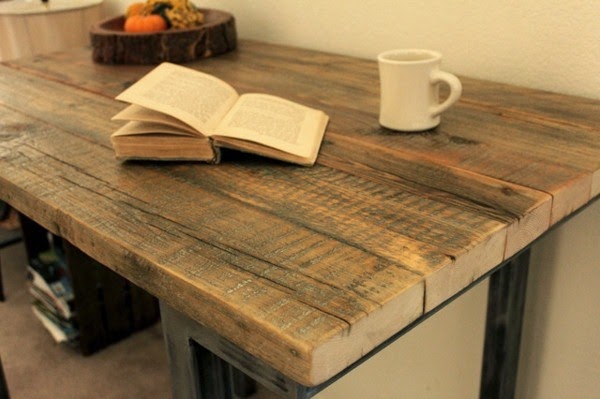 Table made of wood – set design and classic!
