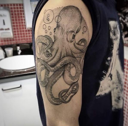 Este dotwork polvo tatuagem