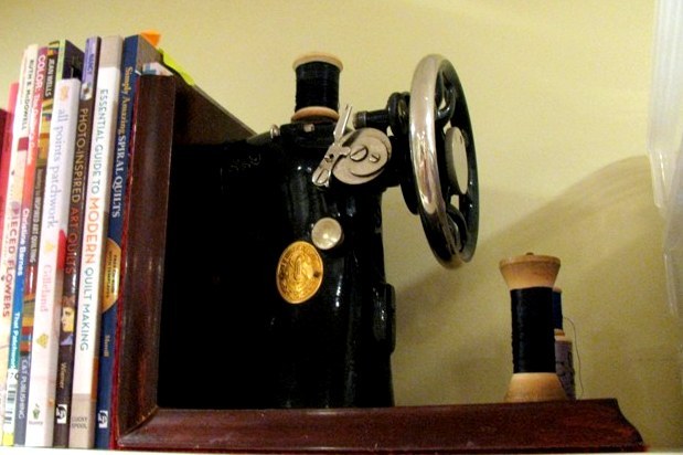 Vintage sewing machine bookends - detail 2