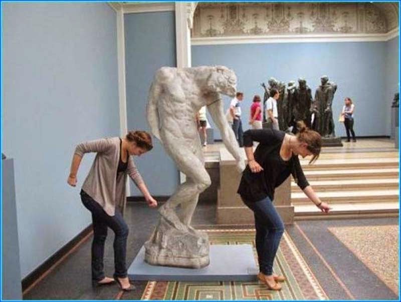 12. Neither of them got the hand placement quite right… but this seems like a dance sequence, wish I could see what comes next. - 23 Times Pedestrians Messed With Statues...And It Was Downright Hilarious