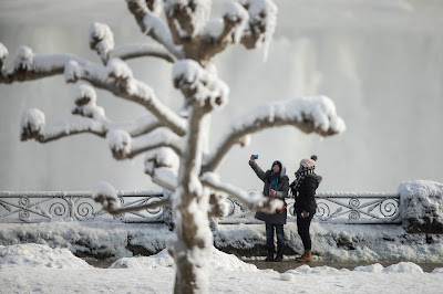 Rakam gambar perkahwinan di air terjun Niagara yang sedang beku 