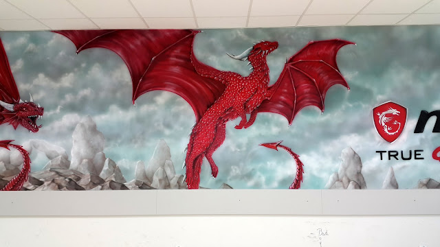 Malowanie czerwonego smoka MAlowanie obrazu na scianie w sali informatycznej, graffiti 3D wykonane w szkole a dokładnie w sali komputerowej, aranżacja pracowni informatycznej