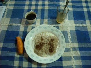 Desayuno de Xose: cereales (Wheetabix), miel, zanahoria, café y zumo de limón