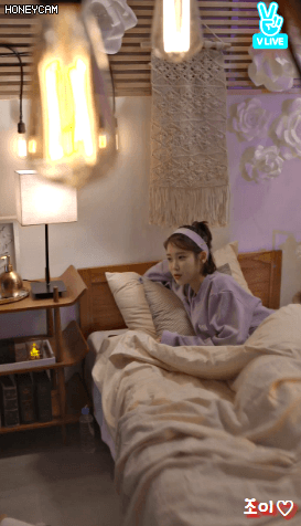 실시간 브이라이브 침대눕방중인 섹시여돌.gif | 인스티즈