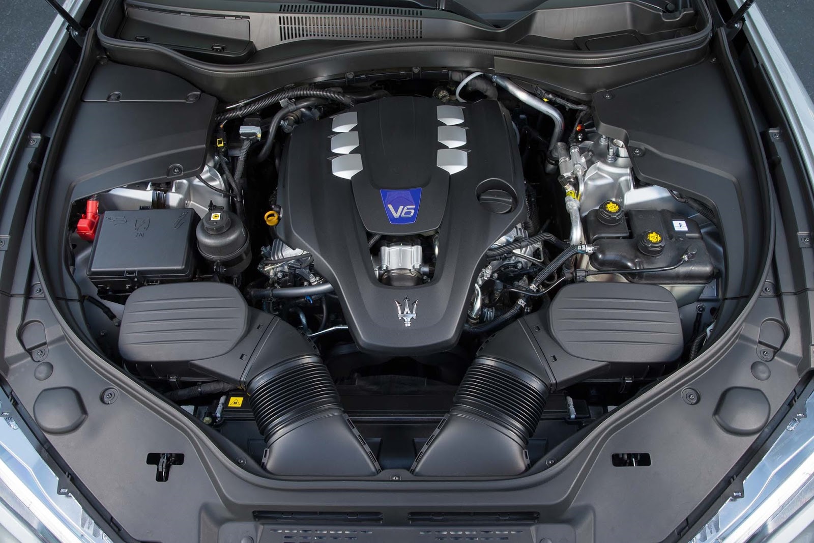 Двигатель мазерати. Мазерати Леванте двигатель. Maserati Levante Trofeo двигатель. Levante Maserati аккумулятор. Двигатель Maserati f160.