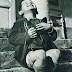 A felicidade de um garoto austríaco ao ganhar sapatos novos durante a Segunda Guerra