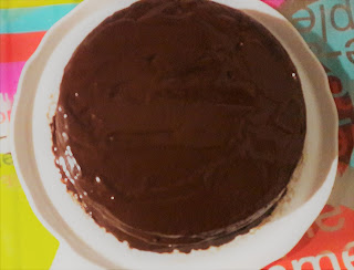 gâteau recouvert ganache chocolat framboise fourré curd purée coulis pate à sucre
