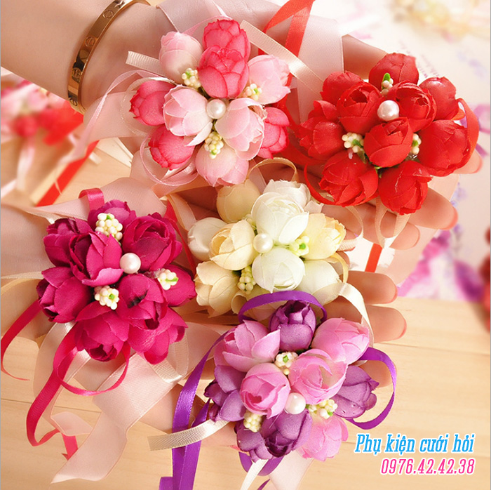 Hoa đeo tay cô dâu Hoa deo tay co dau